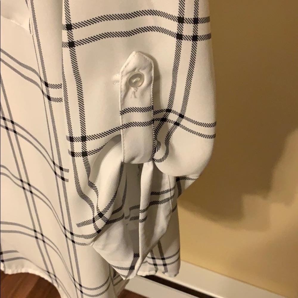 Button-up Sheer Tunic - Picture 3 of 5